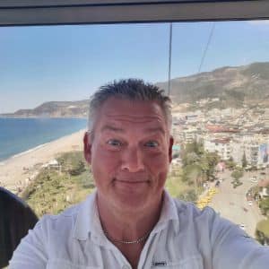 Gesund und Frei leben – Porträt in Alanya mit Stadt und Meer